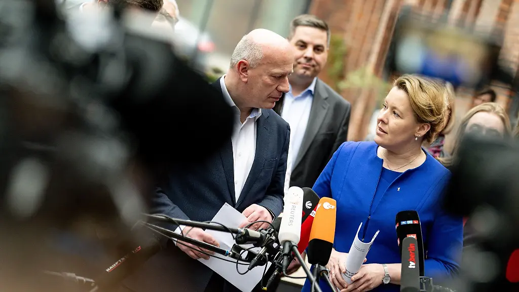 Kai-Wegner-CDU-Vorsitzender-und-Franziska-Giffey-SPD-Regierende-Buergermeisterin-von-Berlin-kommen-nach-den-Koalitionsverhandlungen-von-CDU-und-SPD-auf-den-Euref-Campus-zu-einem-Statement