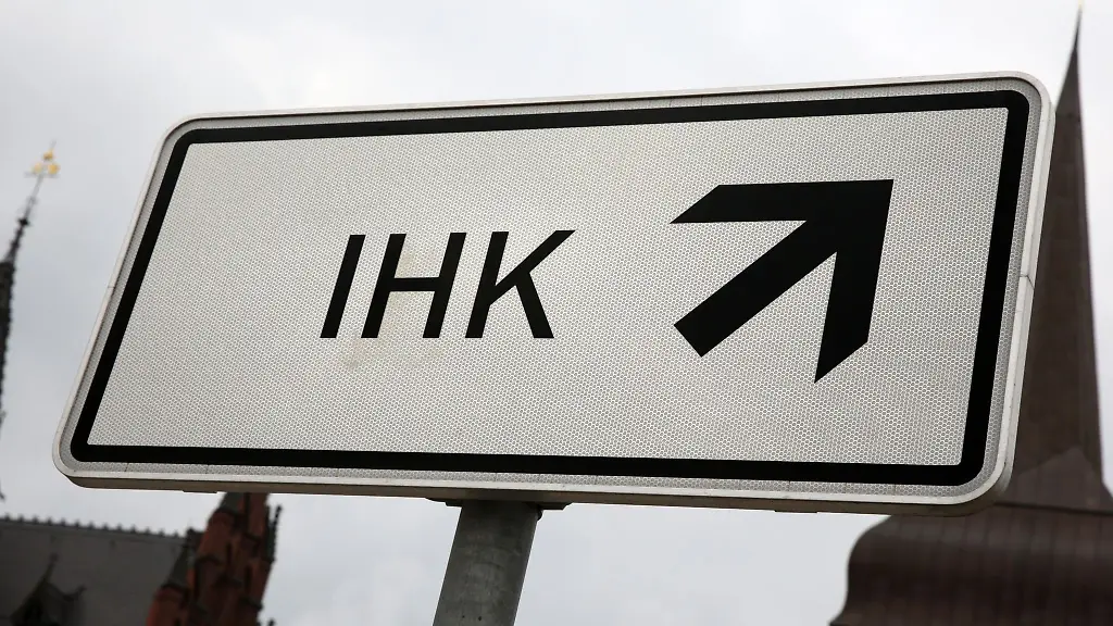 Ein-Schild-weist-auf-die-Industrie-und-Handelskammer-hin