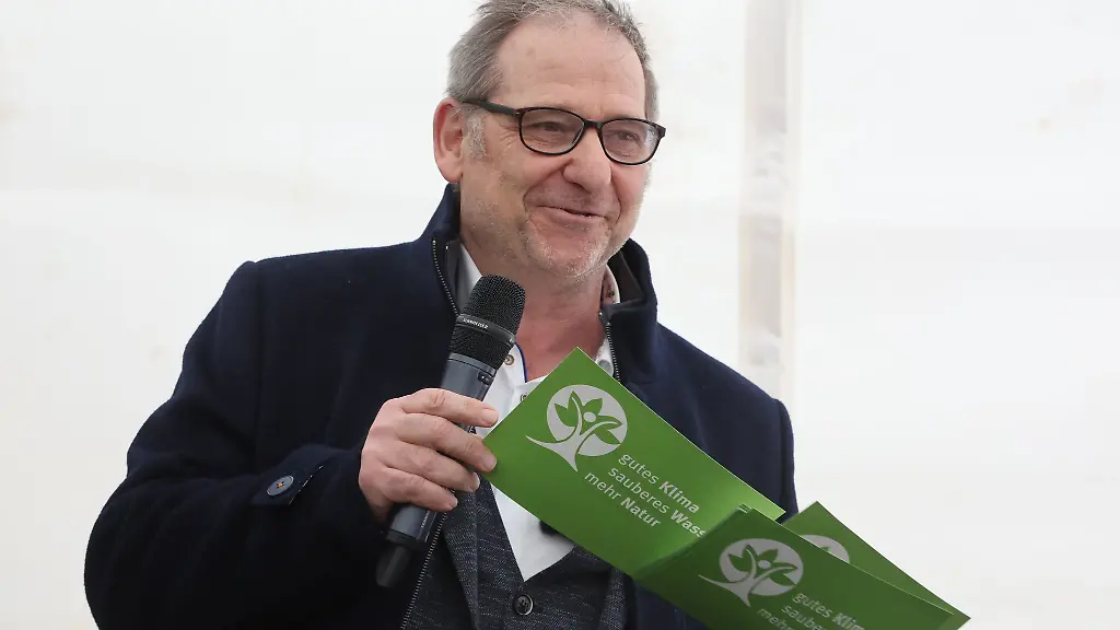 Bernhard-Stengele-spricht-bei-der-Vorstellung-der-Sanierung-eines-Wohnblocks-in-Greiz