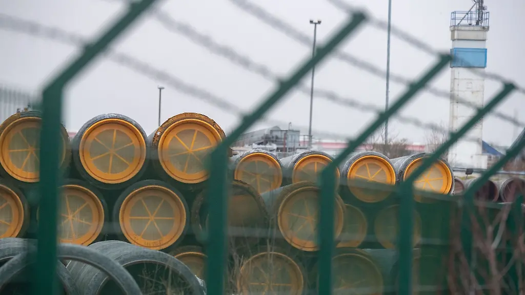 Nicht-verbaute-Rohre-fuer-die-Ostsee-Gaspipeline-Nord-Stream-2-im-Hafen-in-der-Gemeinde-Sassnitz-gelagert