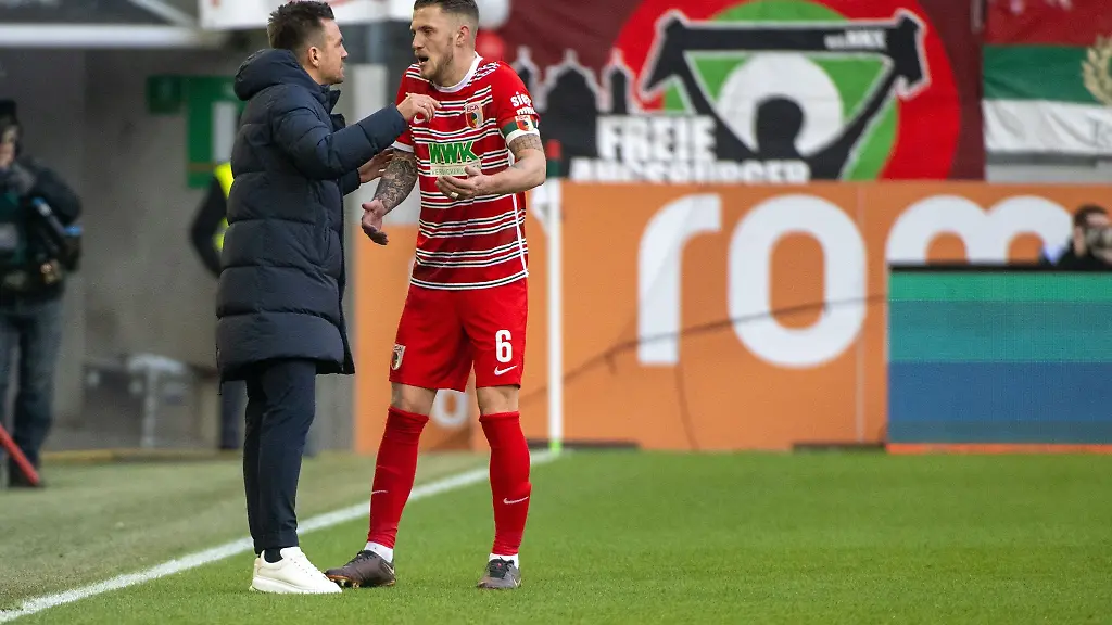 Augsburgs-Trainer-Enrico-Maassen-l-spricht-mit-Jeffrey-Gouweleeuw