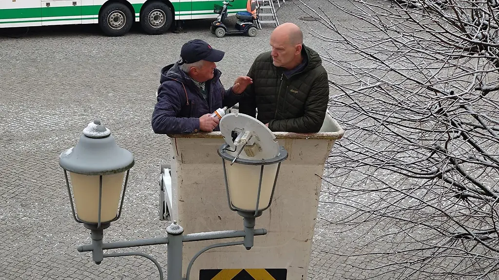 Elektromeister-Paul-Lehmann-l-setzt-kurz-vor-seinem-80-Geburtstag-mit-dem-Buergermeister-Karsten-Eule-Pruetz-eine-LED-Leuchte-in-eine-Strassenlampe-ein