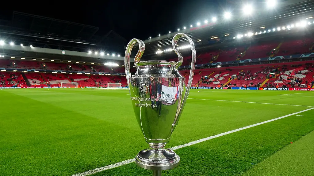 Der-Champions-League-Pokal-steht-vor-einem-Spiel-im-Stadion