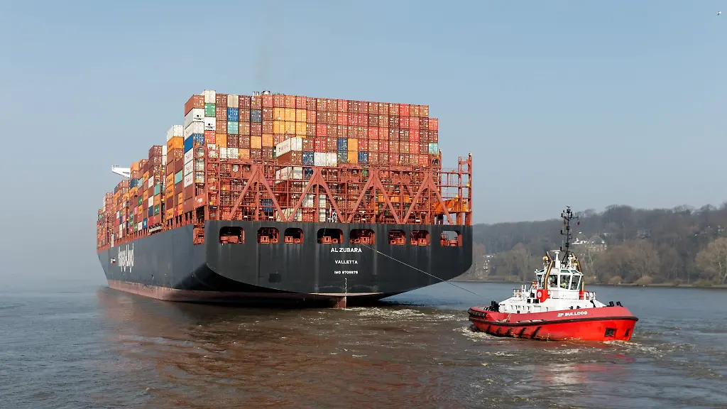 Ein-Containerschiff-wird-von-einem-Schlepper-ueber-die-Elbe-bugsiert