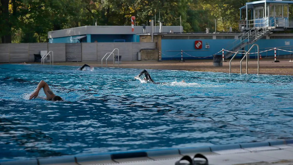 Badegaeste-schwimmen-Bahnen-in-einem-Schwimmbecken-im-Prinzenbad
