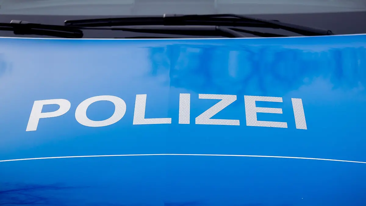 Der-Polizei-Schriftzug-steht-auf-einem-Einsatzfahrzeug