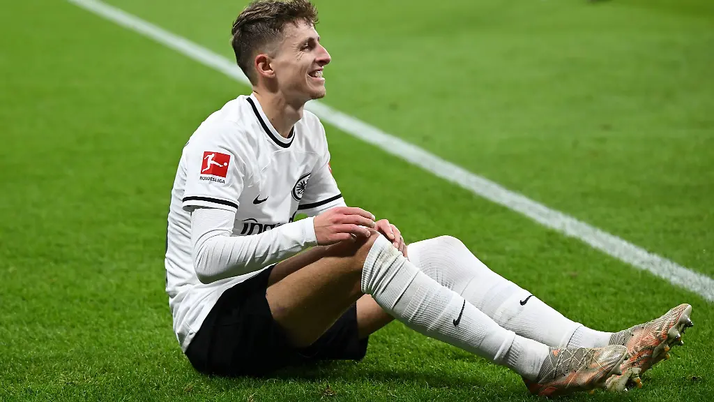 Frankfurts-Jesper-Lindstroem-sitzt-auf-dem-Rasen