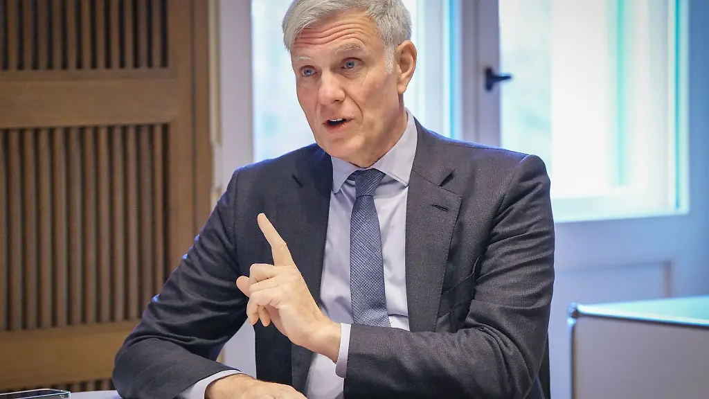 Stephan-Schwarz-parteilos-Senator-fuer-Wirtschaft-in-Berlin-spricht