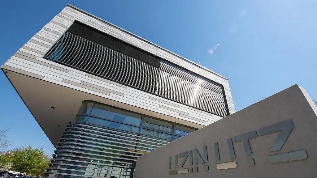 An-der-Konzernzentrale-der-Uzin-Utz-AG-steht-der-Firmenschriftzug