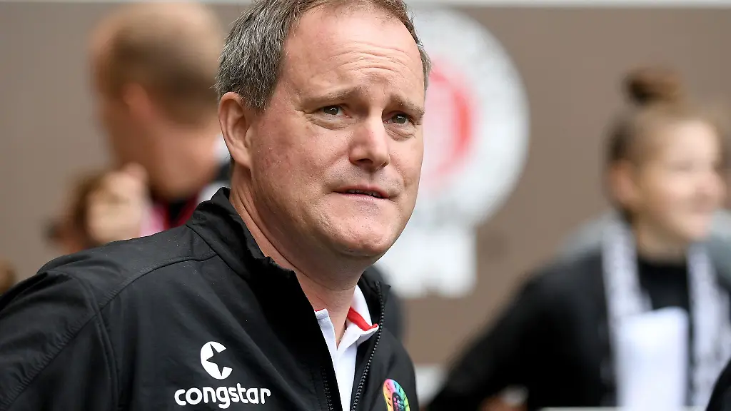 Oke-Goettlich-Praesident-des-FC-St-Pauli-steht-im-Stadion