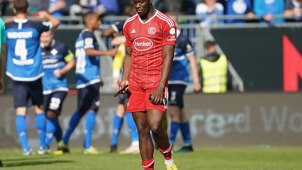 Duesseldorfs-Kwadwo-Baah-ist-enttaeuscht-nach-der-Niederlage