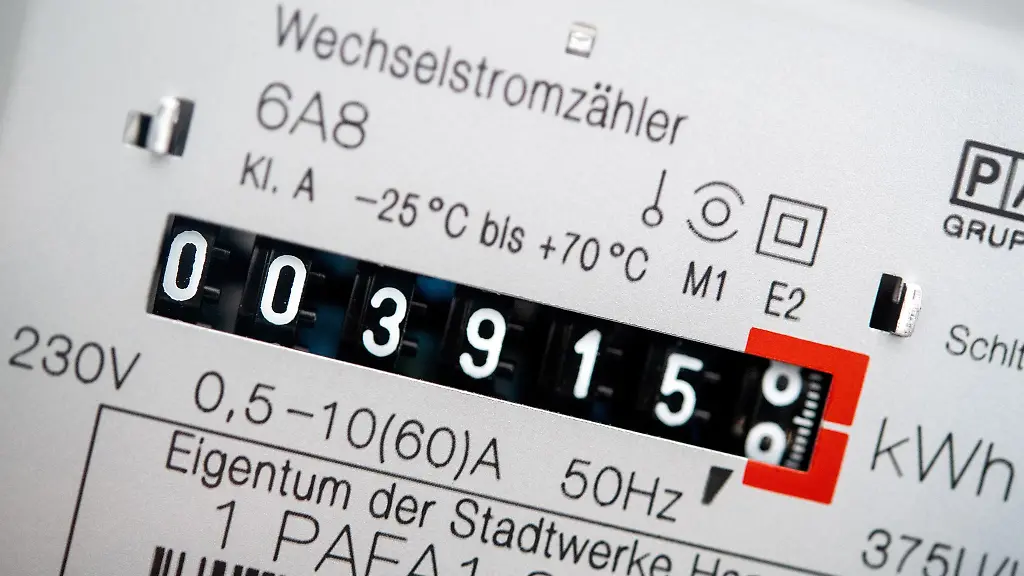 Ein-Wechselstromzaehler-zeigt-den-aktuellen-Zaehlerstand-in-Kilowattstunden-in-einem-Haushalt-an