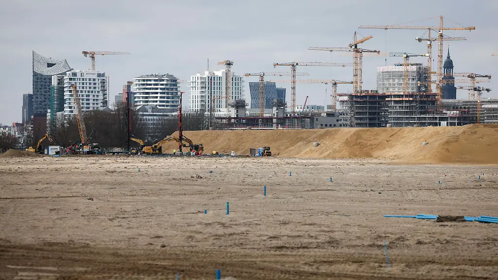 Die-Silhouette-der-Hafencity-erstreckt-sich-hinter-der-Aufschuettung-zur-Vorbereitung-des-Baufelds