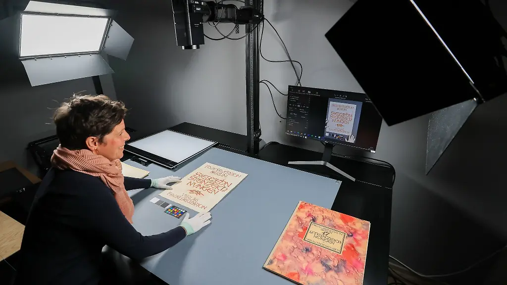 Emma-Essbach-externe-Mitarbeiterin-digitalisiert-am-Lindenau-Museum-eine-Grafikmappe
