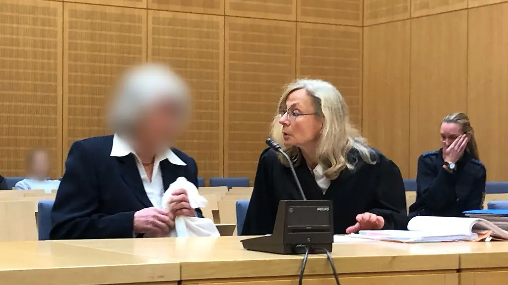 Die-Beschuldigte-l-sitzt-neben-ihrer-Verteidigerin-im-Gerichtssaal