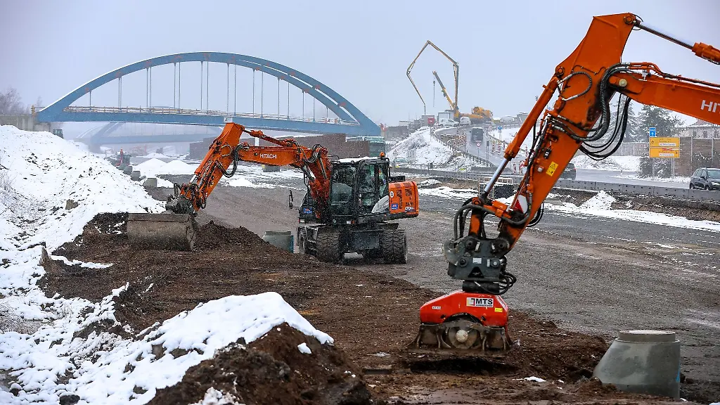 Am-Lueckenschluss-beim-Neubau-der-A72-zur-A38-suedlich-von-Leipzig-wird-gearbeitet