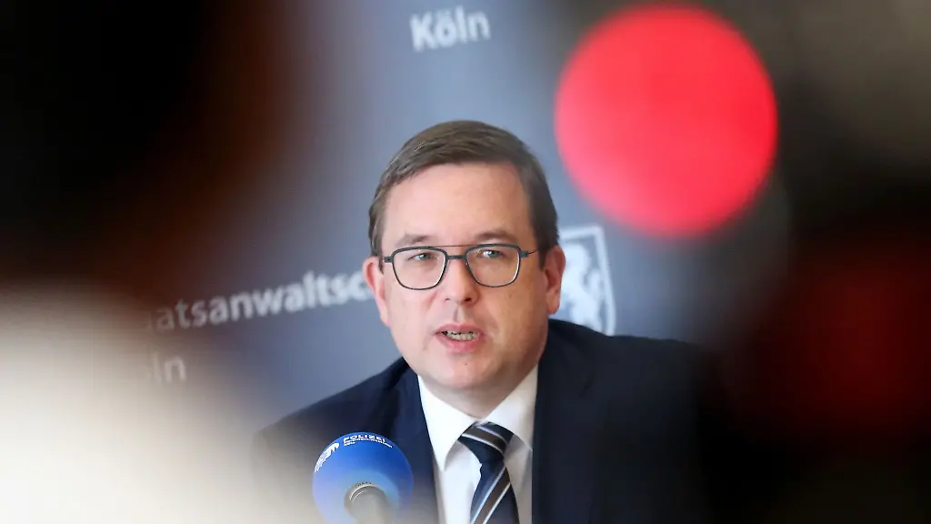 Oberstaatsanwalt-Markus-Hartmann-Leiter-Zentral-und-Ansprechstelle-Cybercrime-ZAC-beantwortet-waehrend-einer-Pressekonferenz-Fragen