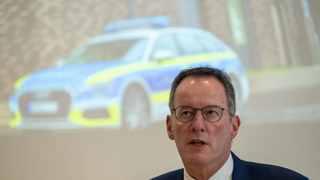 Der-rheinland-pfaelzische-Innenminister-Michael-Ebling-SPD-gibt-ein-Statement-ab