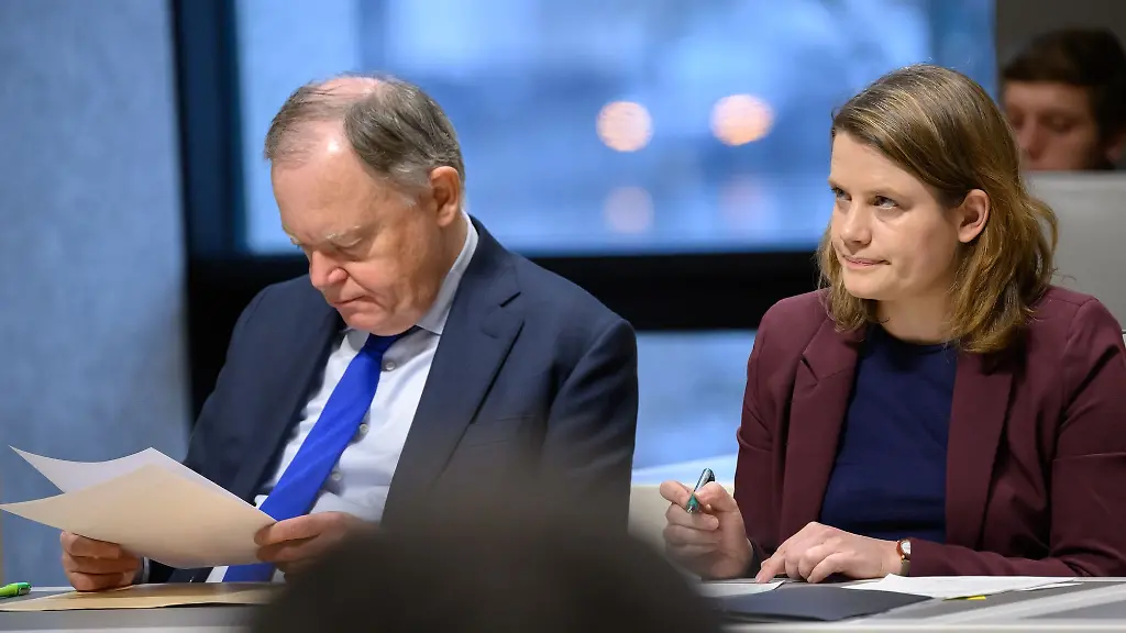 Ministerpraesident-Stephan-Weil-l-und-Kultusministerin-Julia-Willie-Hamburg-sitzen-im-niedersaechsischen-Landtag