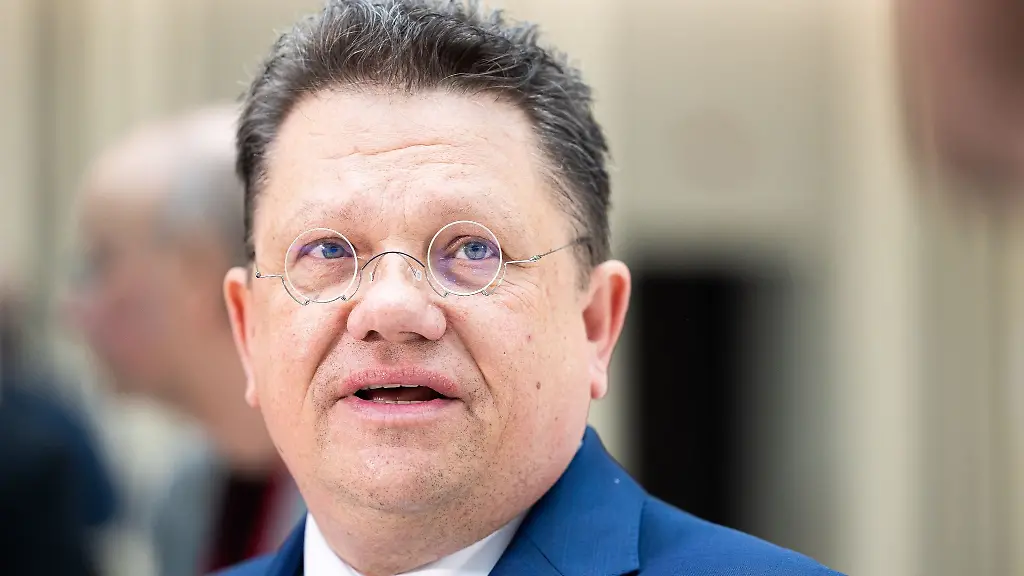 Andreas-Philippi-gibt-im-Foyer-des-Landtags-ein-Interview