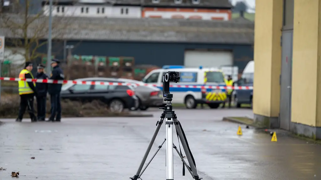 Am-Tatort-in-Trier-Eine-Spezialkamera-scannt-Bereiche-um-den-Club-wo-mehrere-Polizisten-attackiert-worden-waren