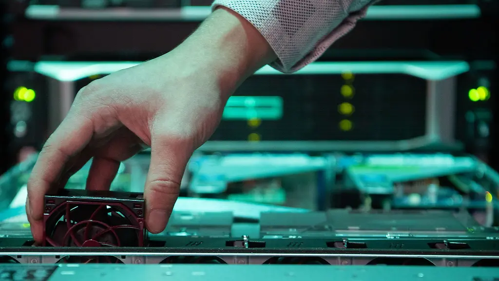 Ein-Mitarbeiter-eines-IT-Unternehmens-demonstriert-den-Austausch-eines-Luefters-an-einem-Server