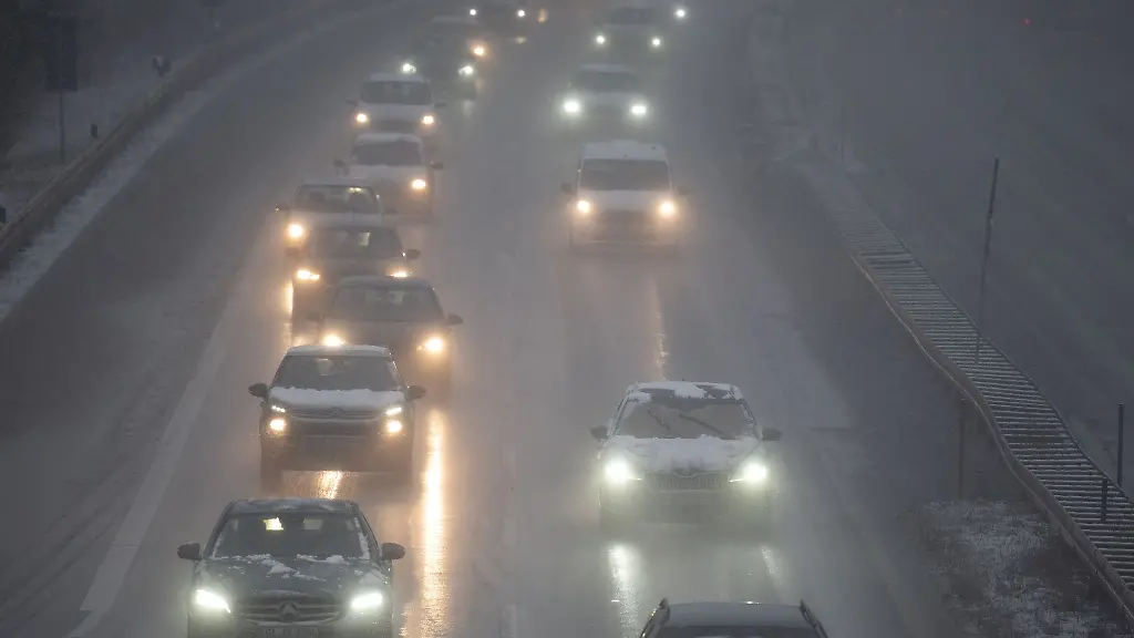 Autos-fahren-bei-Schneefall-auf-der-A485-bei-Giessen