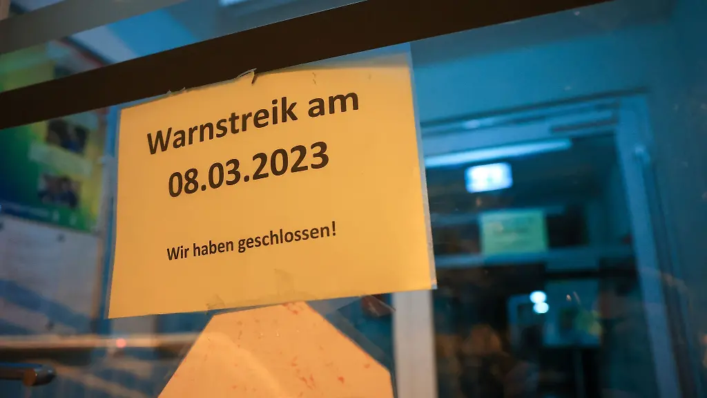 Zettel-weisen-an-einem-geschlossenen-Kindergarten-auf-die-heute-stattfindenden-Warnstreiks-hin