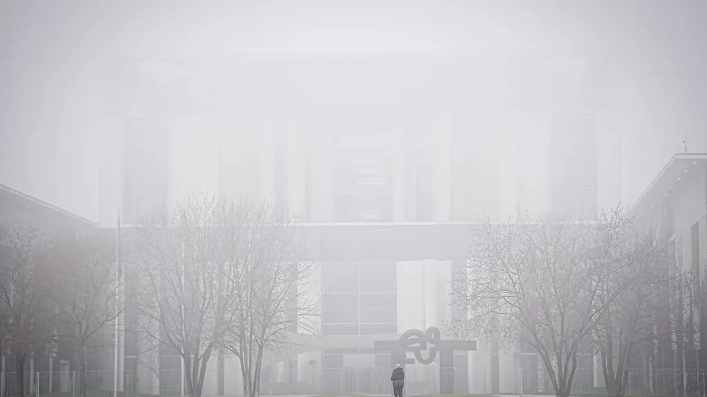 Das-Bundeskanzleramt-im-Nebel-nur-schemenhaft-zu-erkennen