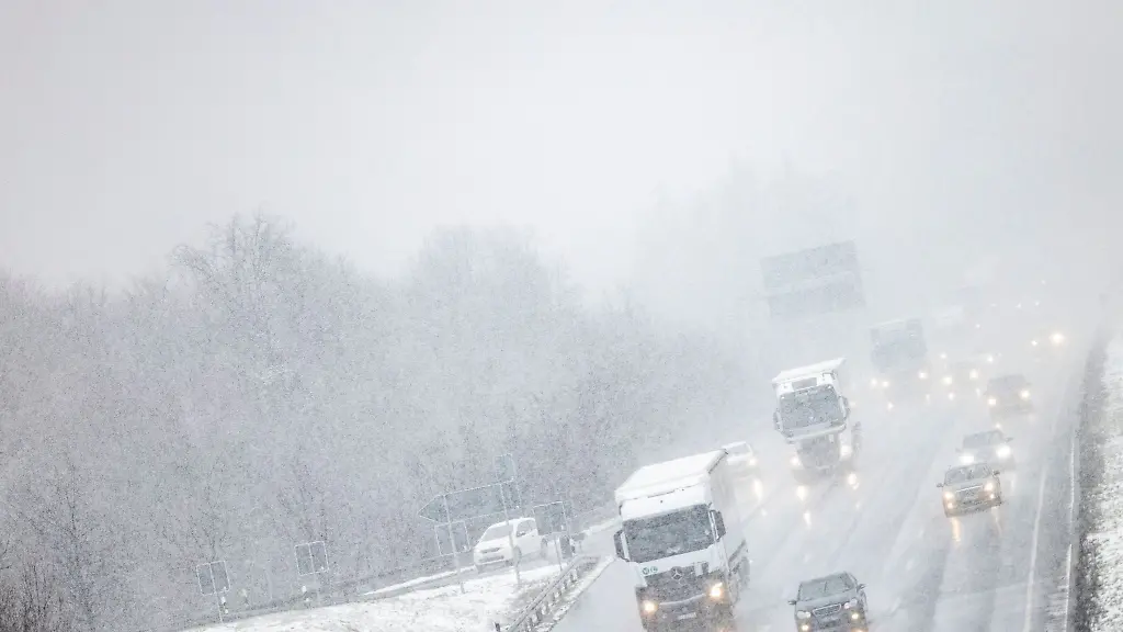 Autos-fahren-im-Schneefall-auf-einer-Autobahn