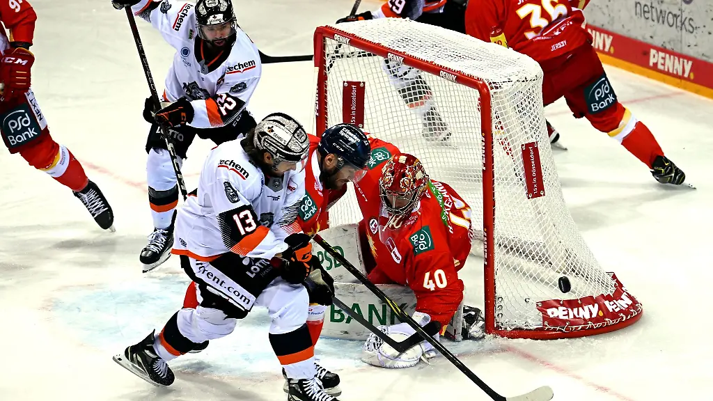 Duesseldorfs-Mikko-Kousa-M-und-Frankfurts-Rylan-Schwartz-in-Aktion-auf-dem-Eis