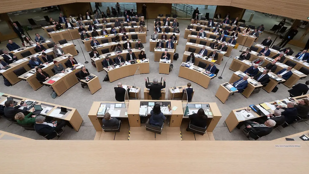 Landtagsabgeordnete-nehmen-an-einer-Plenarsitzung-teil
