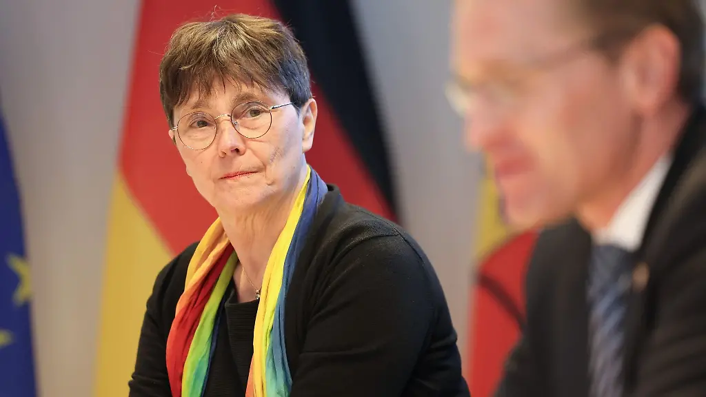 Monika-Heinold-Die-Gruenen-Finanzministerin-in-Schleswig-Holstein-sitzt-vor-der-Presse