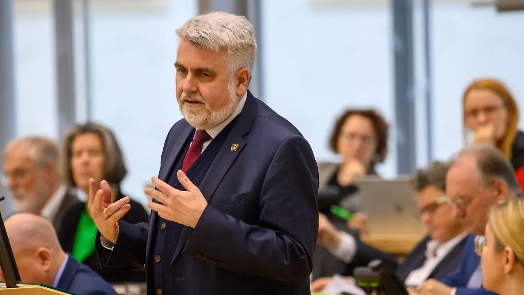 Armin-Willingmann-SPD-Minister-fuer-Wissenschaft-und-Umwelt-des-Landes-Sachsen-Anhalt-spricht-im-Plenarsaal-des-Landtages-zu-den-Abgeordneten