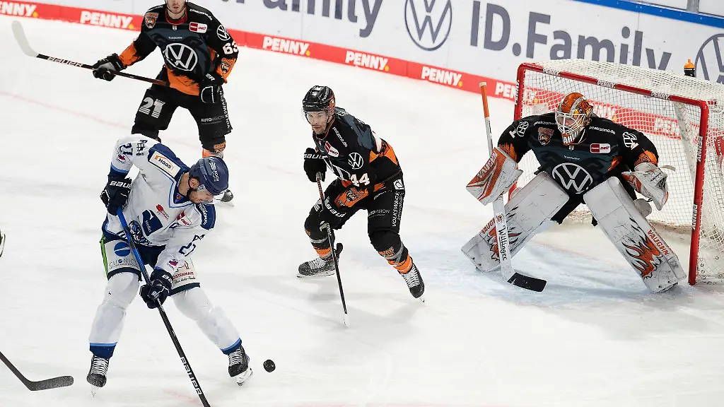 Wolfsburgs-Luis-Schinko-l-r-Nolan-Zajac-und-Torwart-Dustin-Strahlmeier-verteidigen