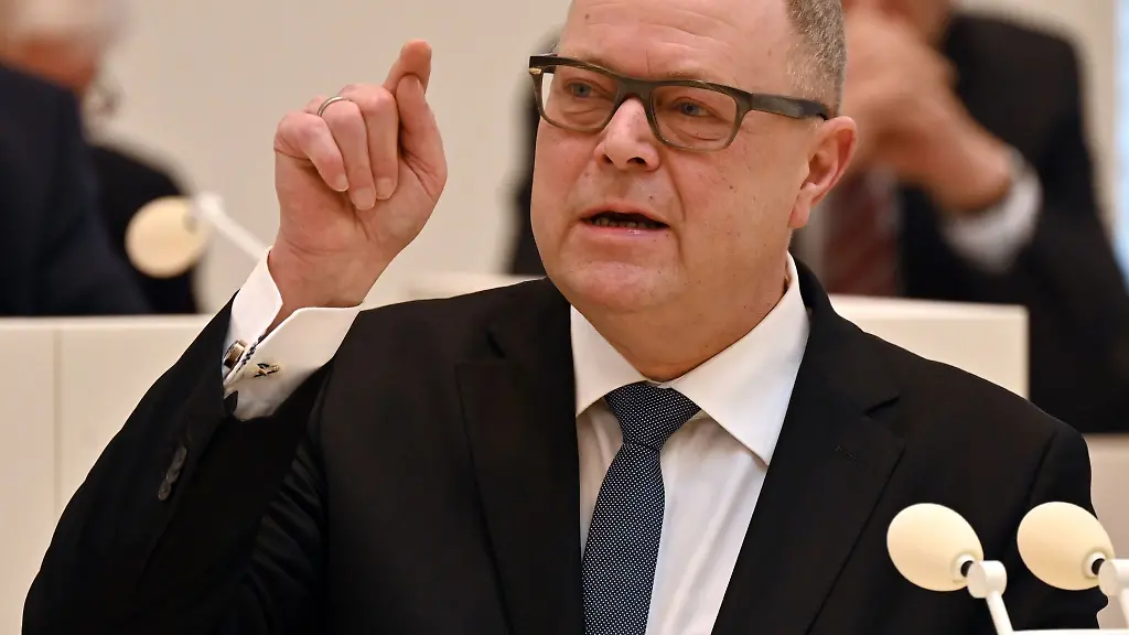 Michael-Stuebgen-CDU-Minister-des-Innern-und-fuer-Kommunales-von-Brandenburg-spricht-waehrend-der-Debatte-im-Landtag