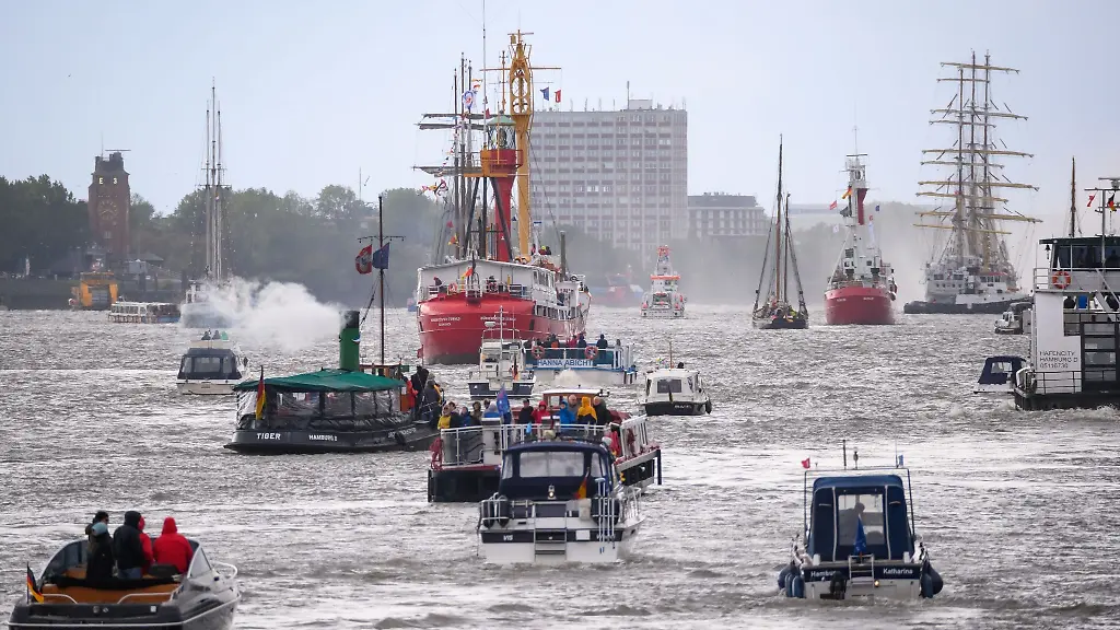 Zahlreiche-Schiffe-und-Boote-fahren-im-Rahmen-der-Auslaufparade-auf-der-Elbe