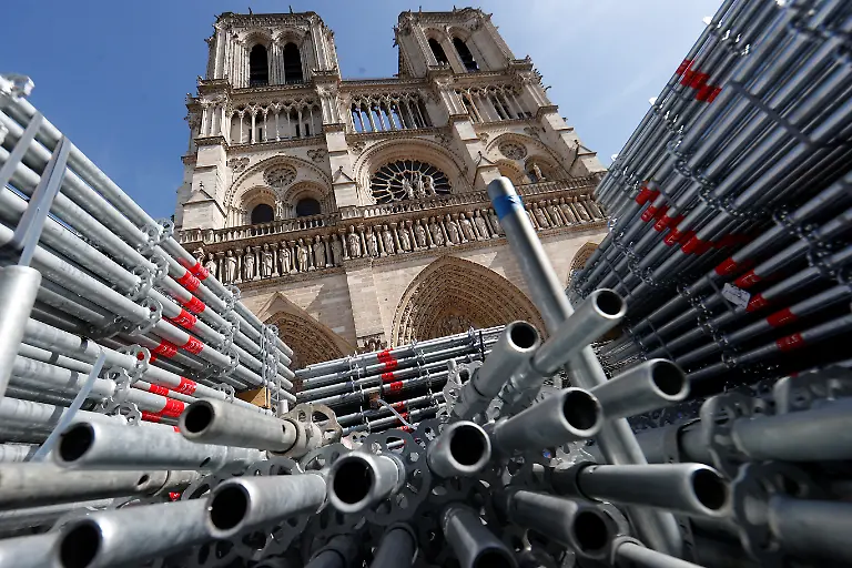 2022-04-15T173948Z-373743998-RC2PNT90ITHD-RTRMADP-3-FRANCE-NOTREDAME-MACRON