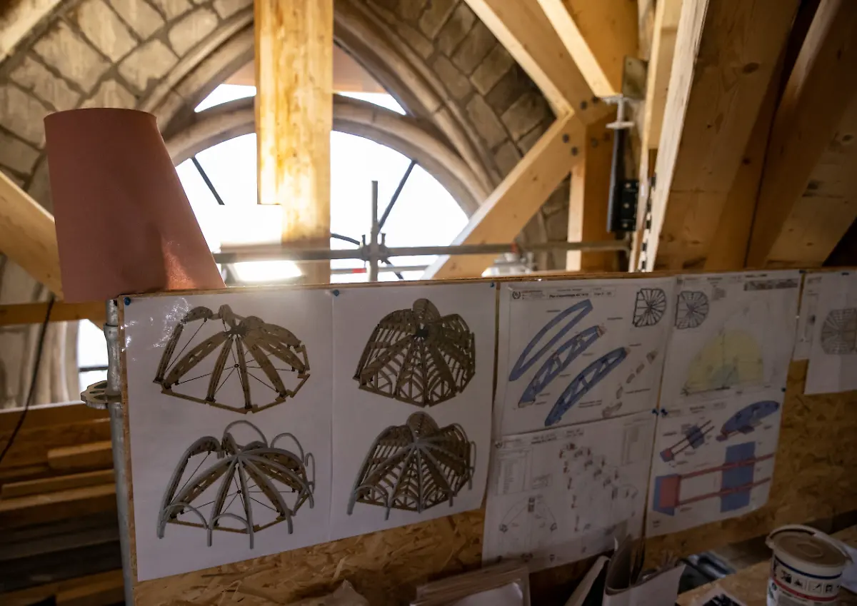 2021-04-15T000000Z-82227323-RC2CWM9OWVWX-RTRMADP-3-FRANCE-NOTREDAME-MACRON