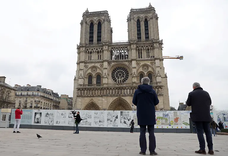 2022-03-03T110549Z-1410955529-RC2ZUS94NA3C-RTRMADP-3-UKRAINE-CRISIS-FRANCE-NOTRE-DAME