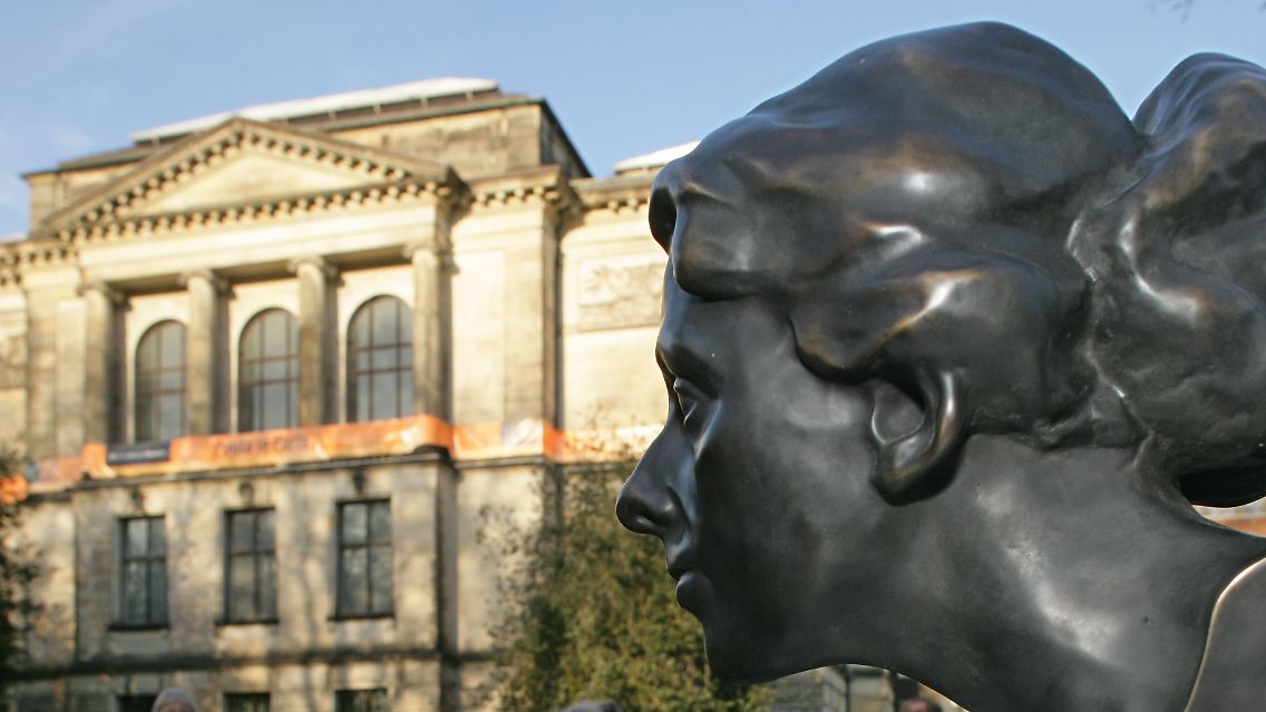 Am 20. August 2011 soll der klassizistische Altbau mit seinen beiden Anbauten zu beiden Seiten wieder eröffnet werden.