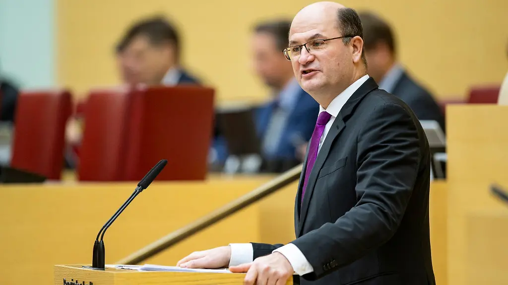 Bayerns-Finanzminister-Albert-Fueracker-CSU-spricht
