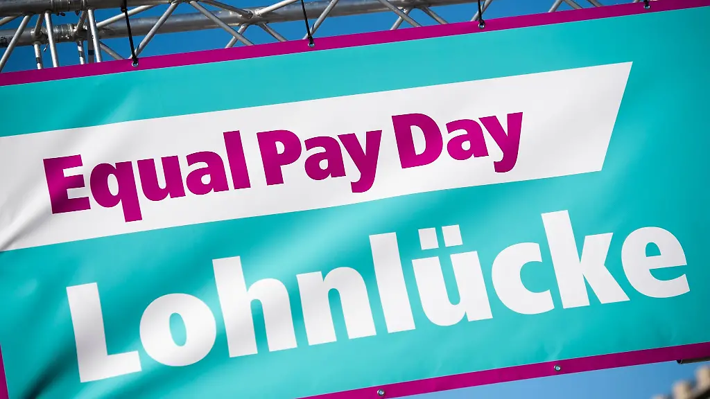 Ein-Banner-mit-der-Aufschrift-Equal-Pay-Day-Lohnluecke