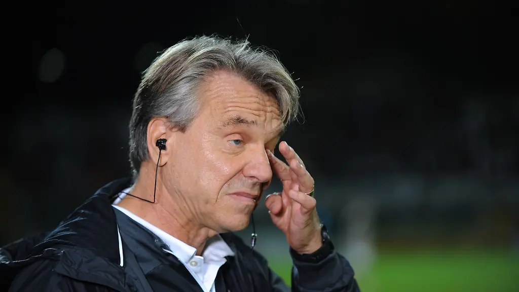 Der-Elversberger-Trainer-Horst-Steffen-kommt-auf-den-Platz