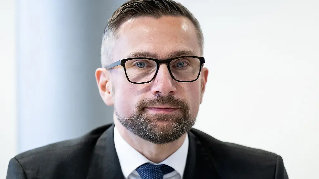 Martin-Dulig-SPD-Wirtschafts-und-Arbeitsminister-in-Sachsen-schaut-in-die-Kamera