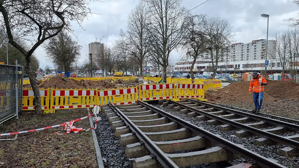 Das-beschaedigte-Gleisbett-der-Strassenbahnlinie-an-der-Erich-Panitz-Strasse