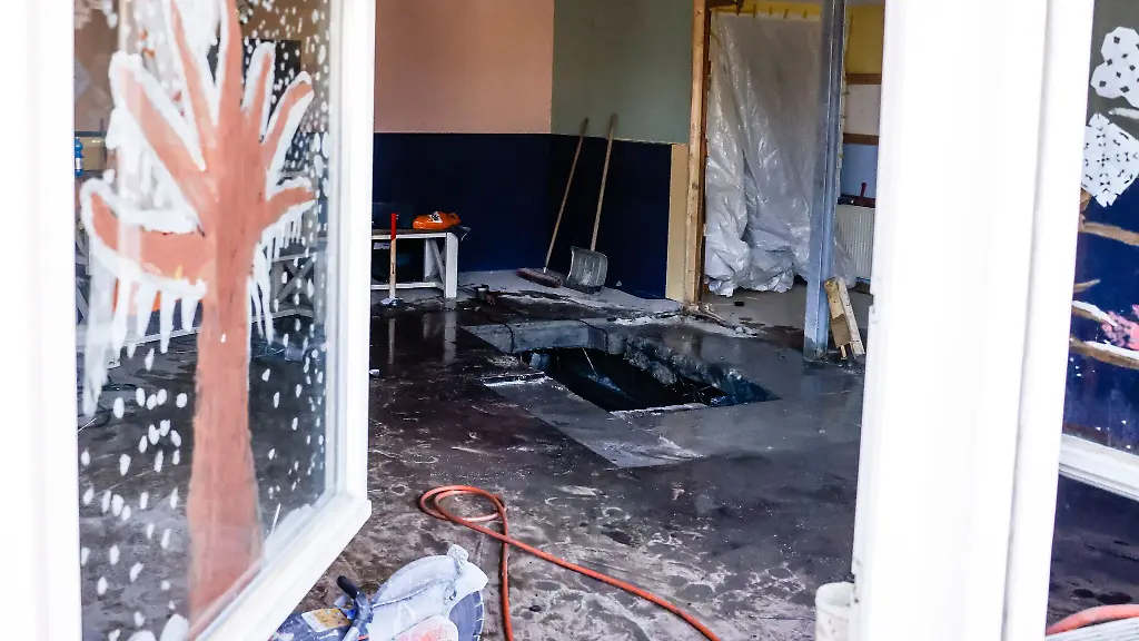 Ein-Loch-befindet-sich-im-Boden-eines-Raumes-einer-Kindertagesstaette-im-Ortsteil-Klausdorf