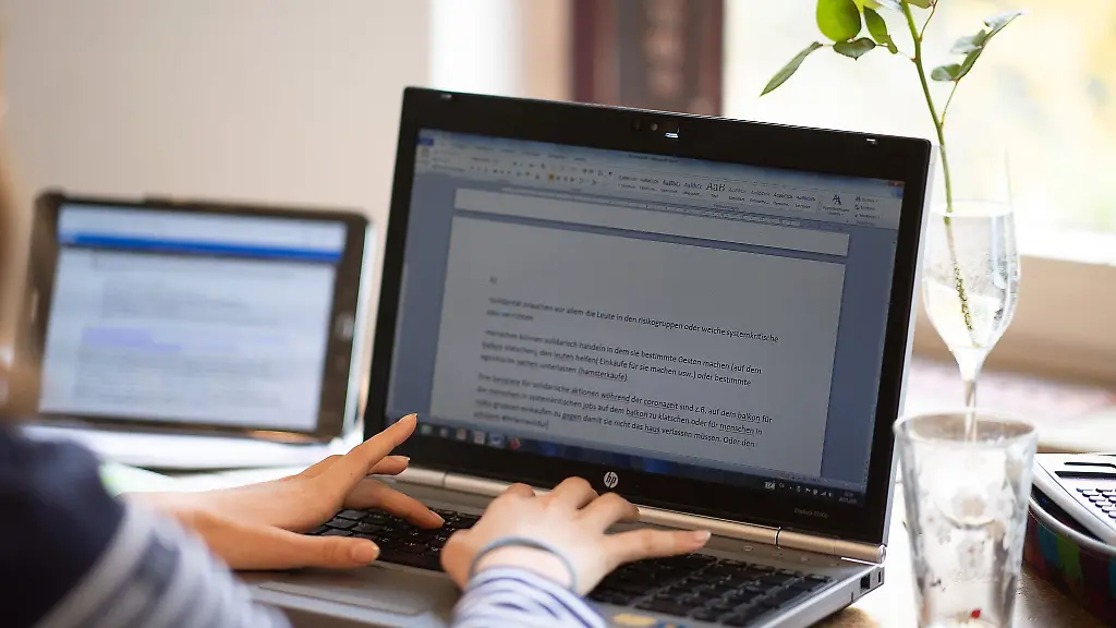 Eine-Schuelerin-erledigt-Schulaufgaben-an-einem-Laptop