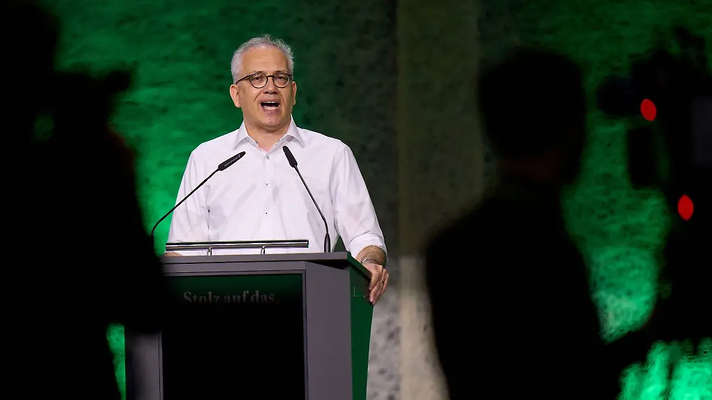 Hessens-Wirtschaftsminister-Tarek-Al-Wazir-Gruene-spricht-bei-einem-Landesparteitag