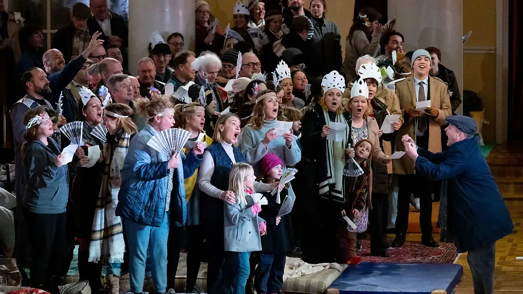 Das-Ensemble-der-Bayerischen-Staatsoper-bei-der-Generalprobe-fuer-Krieg-und-Frieden